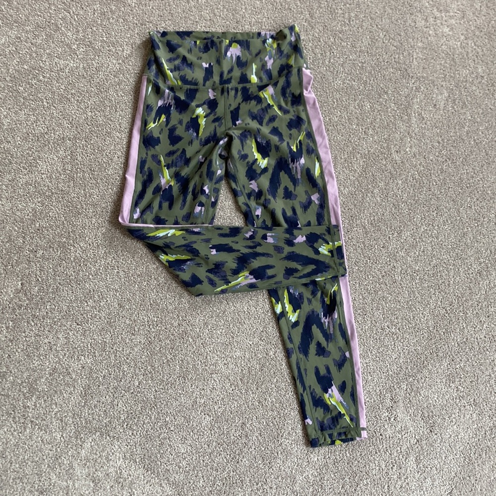 UEC Aerie Chill Play Move, High Waisted 7/8th length Olive Leggings Size L
